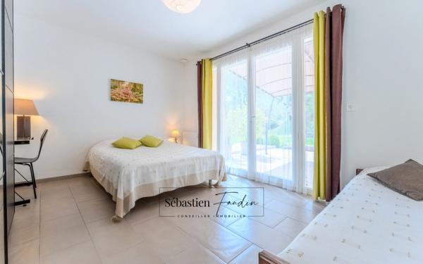 Domaine à vendre à Rousset à 15 minutes d'Aix-en-Provence - 8 000 m² - plusieurs logements - 262 m² habitables - calme absolu - amoureux de la nature