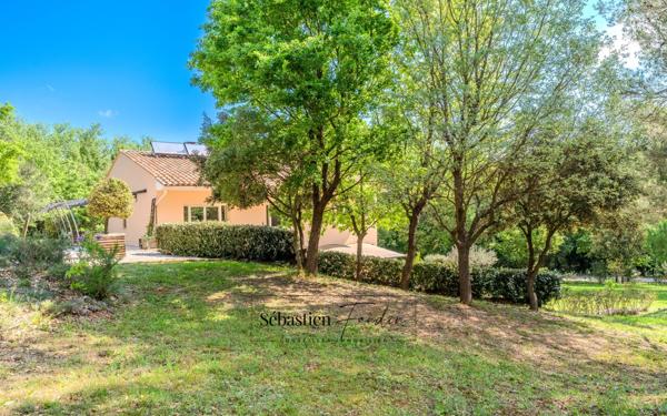 Domaine à vendre à Rousset à 15 minutes d'Aix-en-Provence - 8 000 m² - plusieurs logements - 262 m² habitables - calme absolu - amoureux de la nature