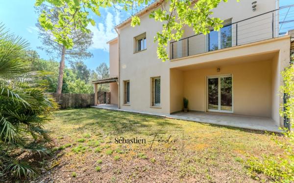 Domaine à vendre à Rousset à 15 minutes d'Aix-en-Provence - 8 000 m² - plusieurs logements - 262 m² habitables - calme absolu - amoureux de la nature