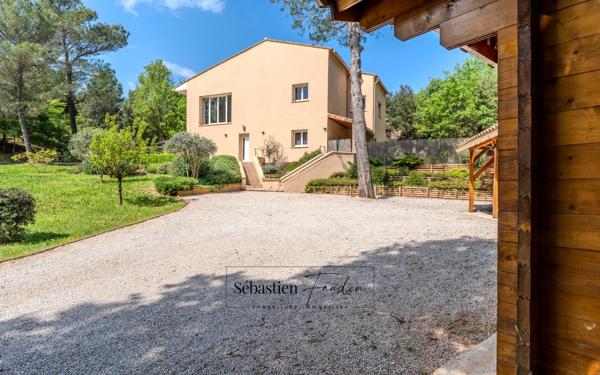 Domaine à vendre à Rousset à 15 minutes d'Aix-en-Provence - 8 000 m² - plusieurs logements - 262 m² habitables - calme absolu - amoureux de la nature