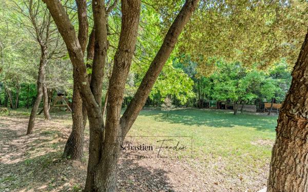 Domaine à vendre à Rousset à 15 minutes d'Aix-en-Provence - 8 000 m² - plusieurs logements - 262 m² habitables - calme absolu - amoureux de la nature