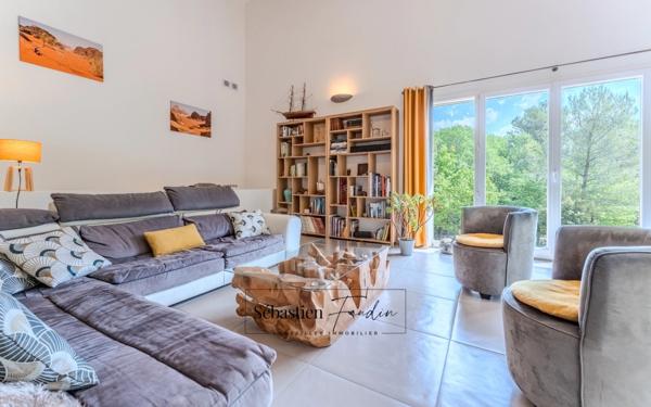 Domaine à vendre à Rousset à 15 minutes d'Aix-en-Provence - 8 000 m² - plusieurs logements - 262 m² habitables - calme absolu - amoureux de la nature