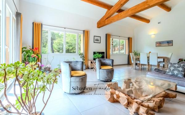 Domaine à vendre à Rousset à 15 minutes d'Aix-en-Provence - 8 000 m² - plusieurs logements - 262 m² habitables - calme absolu - amoureux de la nature