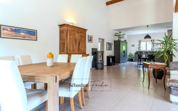 Domaine à vendre à Rousset à 15 minutes d'Aix-en-Provence - 8 000 m² - plusieurs logements - 262 m² habitables - calme absolu - amoureux de la nature