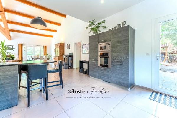 Domaine à vendre à Rousset à 15 minutes d'Aix-en-Provence - 8 000 m² - plusieurs logements - 262 m² habitables - calme absolu - amoureux de la nature