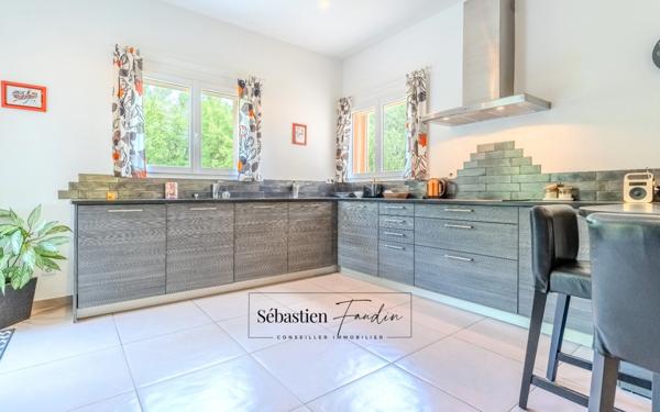 Domaine à vendre à Rousset à 15 minutes d'Aix-en-Provence - 8 000 m² - plusieurs logements - 262 m² habitables - calme absolu - amoureux de la nature