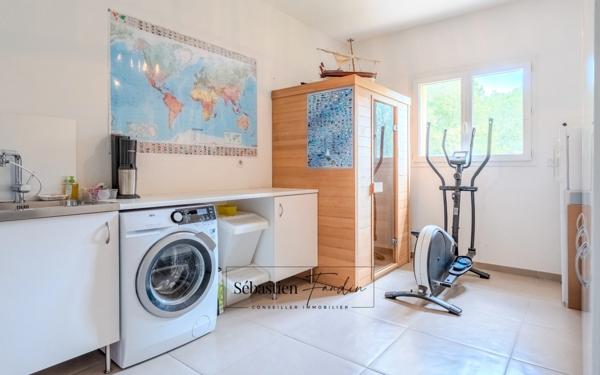 Domaine à vendre à Rousset à 15 minutes d'Aix-en-Provence - 8 000 m² - plusieurs logements - 262 m² habitables - calme absolu - amoureux de la nature