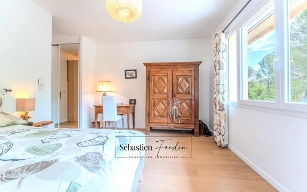 Domaine à vendre à Rousset à 15 minutes d'Aix-en-Provence - 8 000 m² - plusieurs logements - 262 m² habitables - calme absolu - amoureux de la nature