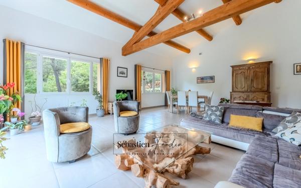 Domaine à vendre à Rousset à 15 minutes d'Aix-en-Provence - 8 000 m² - plusieurs logements - 262 m² habitables - calme absolu - amoureux de la nature