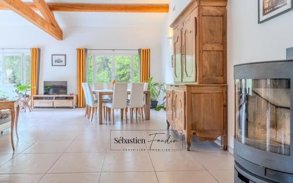 Domaine à vendre à Rousset à 15 minutes d'Aix-en-Provence - 8 000 m² - plusieurs logements - 262 m² habitables - calme absolu - amoureux de la nature