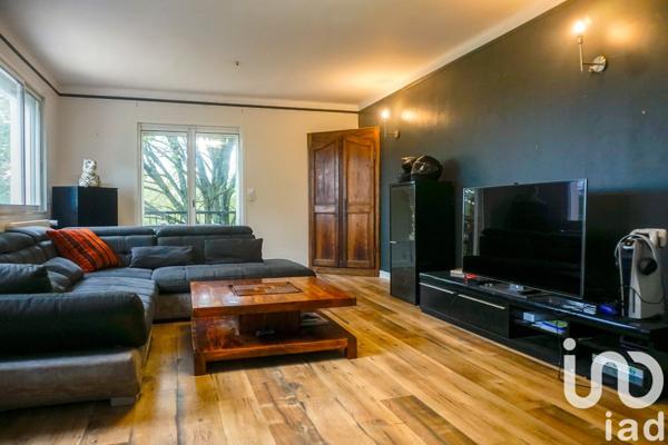 Maison 5 pièces de 120 m² à Villeneuve-de-Berg (07170)