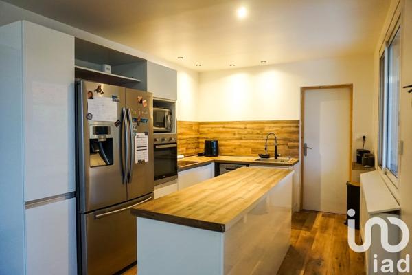 Maison 5 pièces de 120 m² à Villeneuve-de-Berg (07170)