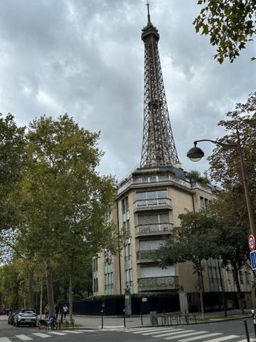 Emplacement de parking au pied de la Tour Eiffel