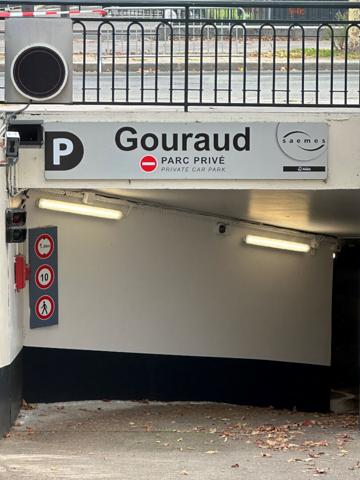 Emplacement de parking au pied de la Tour Eiffel