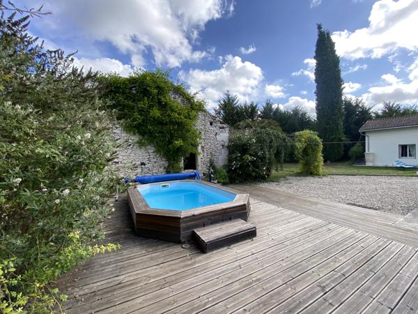 Charmante maison de plain-pied avec piscine et grange dans la vallée ensoleillée de Courbiac
