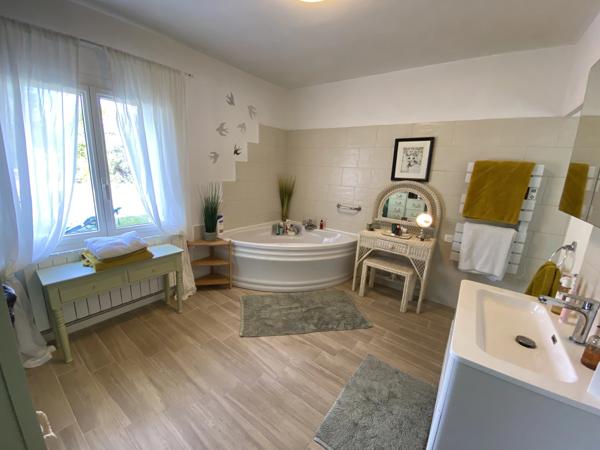 Charmante maison de plain-pied avec piscine et grange dans la vallée ensoleillée de Courbiac