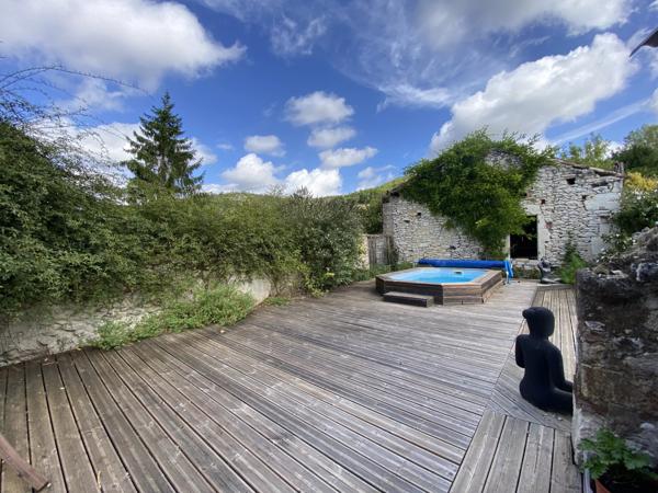 Charmante maison de plain-pied avec piscine et grange dans la vallée ensoleillée de Courbiac