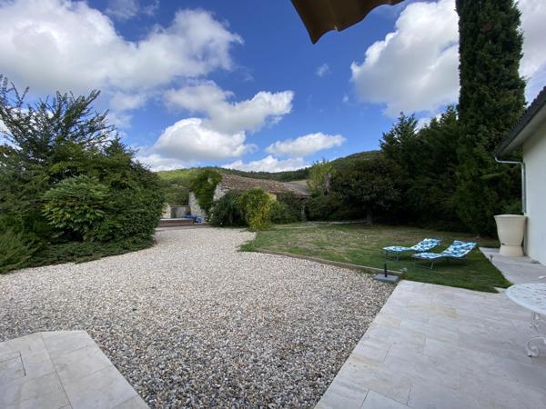 Charmante maison de plain-pied avec piscine et grange dans la vallée ensoleillée de Courbiac
