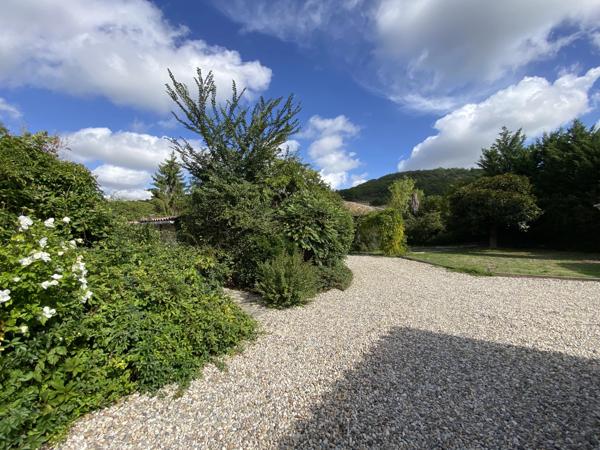 Charmante maison de plain-pied avec piscine et grange dans la vallée ensoleillée de Courbiac