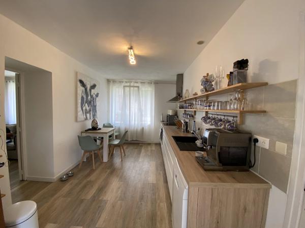 Charmante maison de plain-pied avec piscine et grange dans la vallée ensoleillée de Courbiac