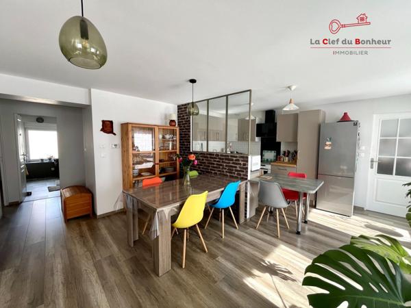Appartement
                                                                                                                                                                                                                                                                                                                        5 pièce(s)                                                                                                                                                                                                          3 chambre(s)                                                                                                                                                                                                          84  m²