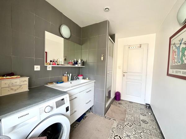 Appartement
                                                                                                                                                                                                                                                                                                                        5 pièce(s)                                                                                                                                                                                                          3 chambre(s)                                                                                                                                                                                                          84  m²