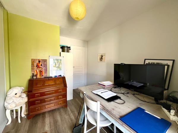 Appartement
                                                                                                                                                                                                                                                                                                                        5 pièce(s)                                                                                                                                                                                                          3 chambre(s)                                                                                                                                                                                                          84  m²