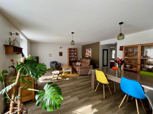 Appartement
                                                                                                                                                                                                                                                                                                                        5 pièce(s)                                                                                                                                                                                                          3 chambre(s)                                                                                                                                                                                                          84  m²