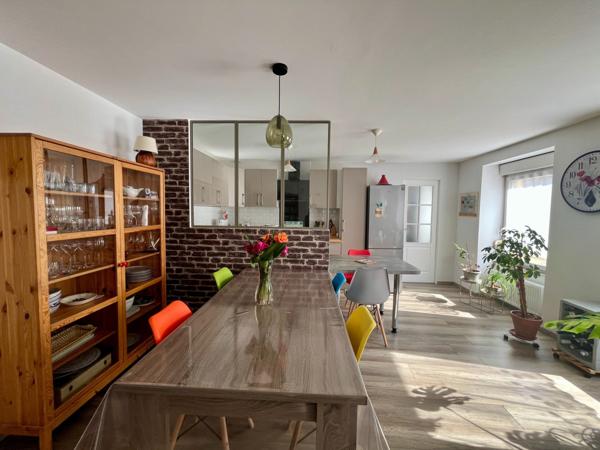 Appartement
                                                                                                                                                                                                                                                                                                                        5 pièce(s)                                                                                                                                                                                                          3 chambre(s)                                                                                                                                                                                                          84  m²