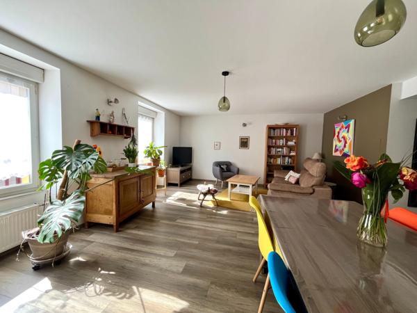 Appartement
                                                                                                                                                                                                                                                                                                                        5 pièce(s)                                                                                                                                                                                                          3 chambre(s)                                                                                                                                                                                                          84  m²