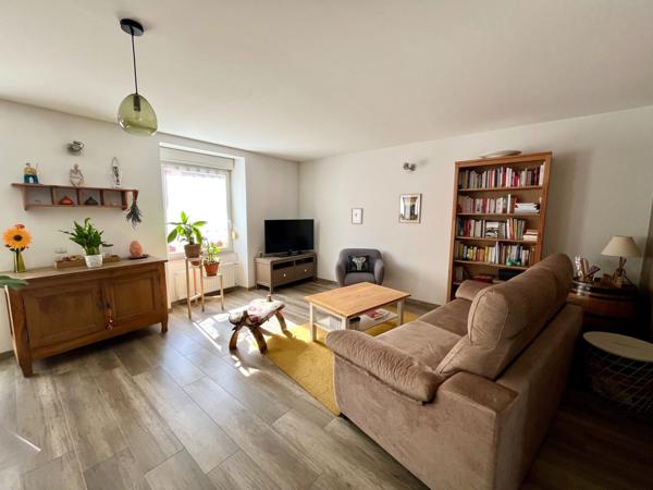 Appartement
                                                                                                                                                                                                                                                                                                                        5 pièce(s)                                                                                                                                                                                                          3 chambre(s)                                                                                                                                                                                                          84  m²