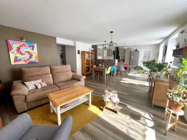 Appartement
                                                                                                                                                                                                                                                                                                                        5 pièce(s)                                                                                                                                                                                                          3 chambre(s)                                                                                                                                                                                                          84  m²