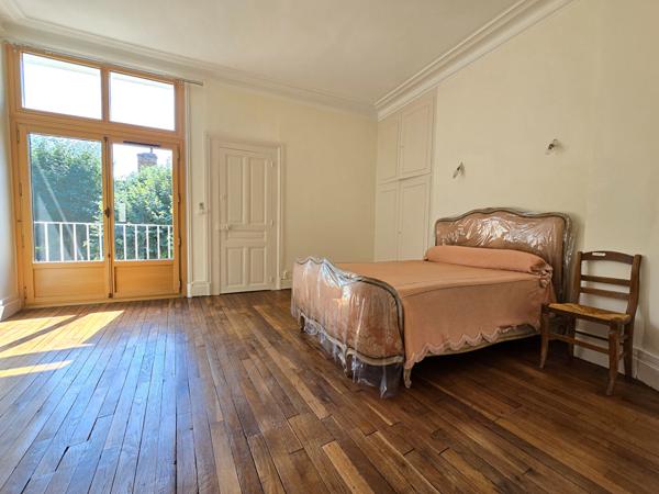 Maison proximité place du Martroi - 6 chambres - Jardin arboré sans vis à vis + dépendances