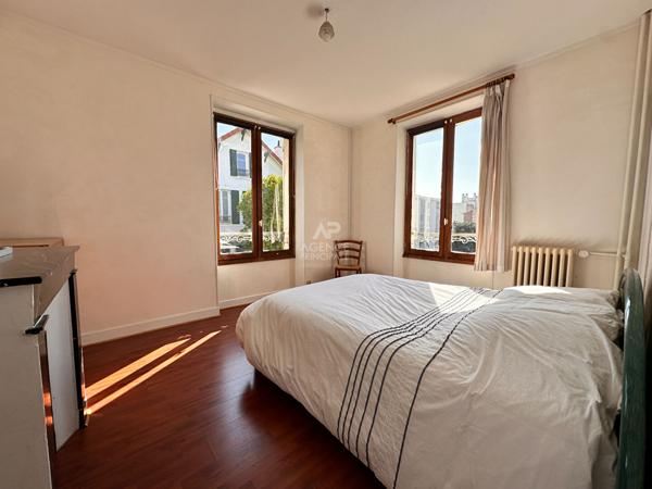 Viroflay - gare RD - Maison traversante de 5-6 pièces, 4 chambres avec terrasse et jardin. €597 000 ** - Référence 623-C