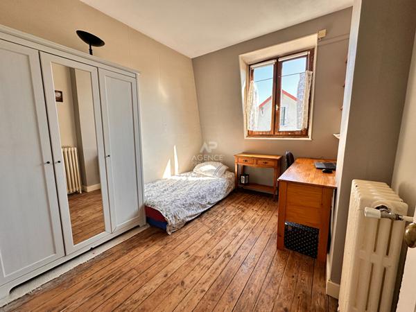 Viroflay - gare RD - Maison traversante de 5-6 pièces, 4 chambres avec terrasse et jardin. €597 000 ** - Référence 623-C