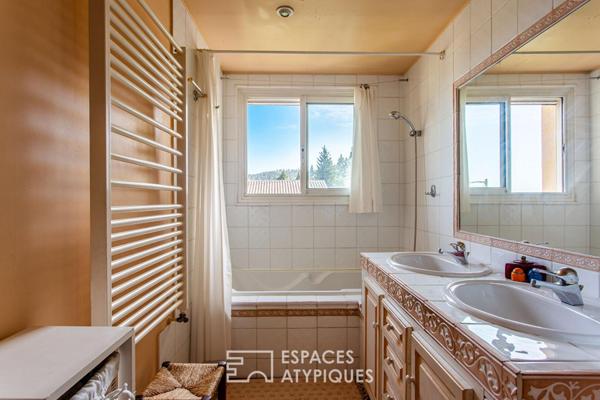 L’inattendue, maison en coeur de village avec vue, jardin et bassin