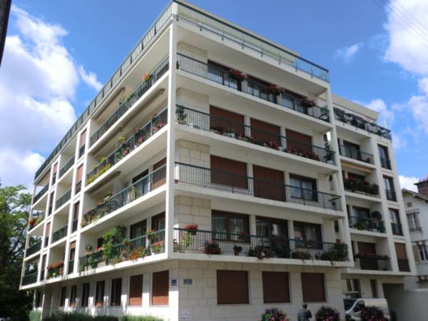 Parking + appartement + annexe