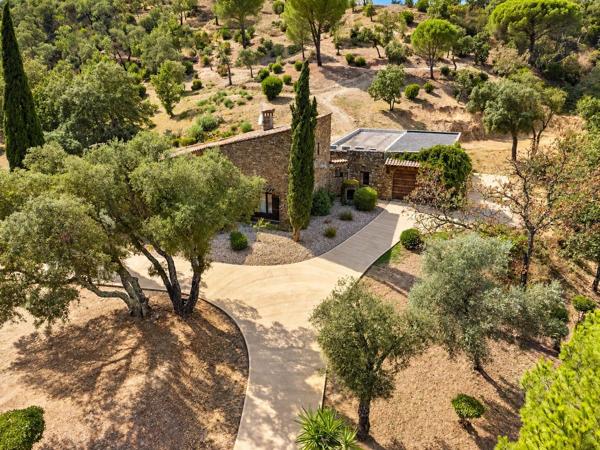 Vente                                                      Propriété
                        
                     8 pièces                                         à La Garde-Freinet