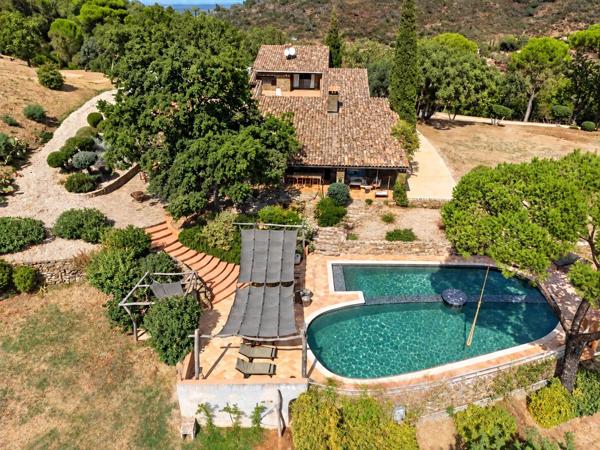 Vente                                                      Propriété
                        
                     8 pièces                                         à La Garde-Freinet