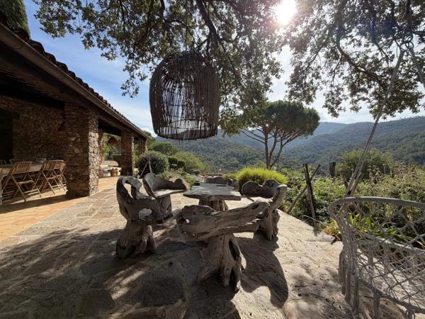 Vente                                                      Propriété
                        
                     8 pièces                                         à La Garde-Freinet