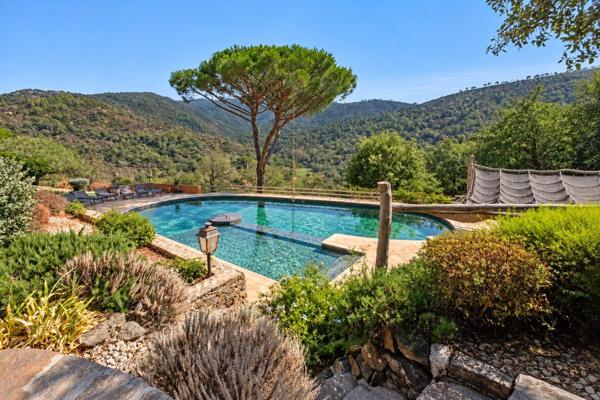 Vente                                                      Propriété
                        
                     8 pièces                                         à La Garde-Freinet
