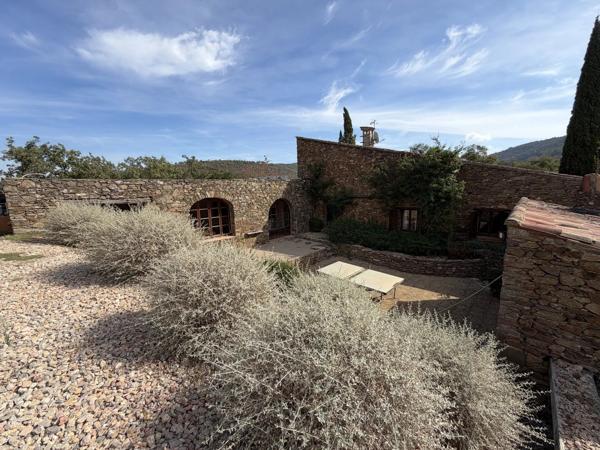 Vente                                                      Propriété
                        
                     8 pièces                                         à La Garde-Freinet