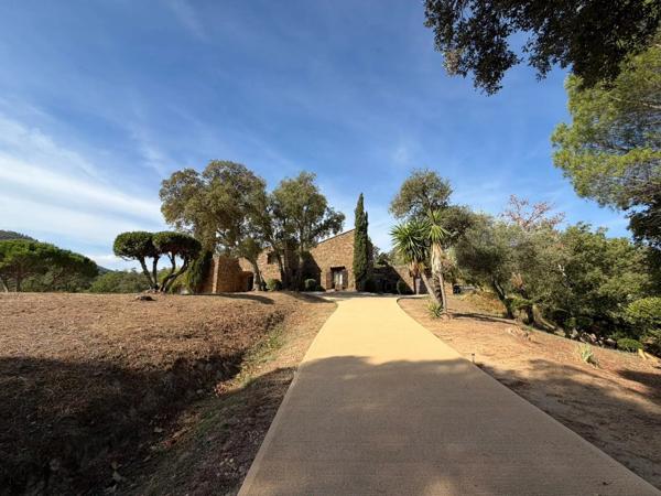 Vente                                                      Propriété
                        
                     8 pièces                                         à La Garde-Freinet