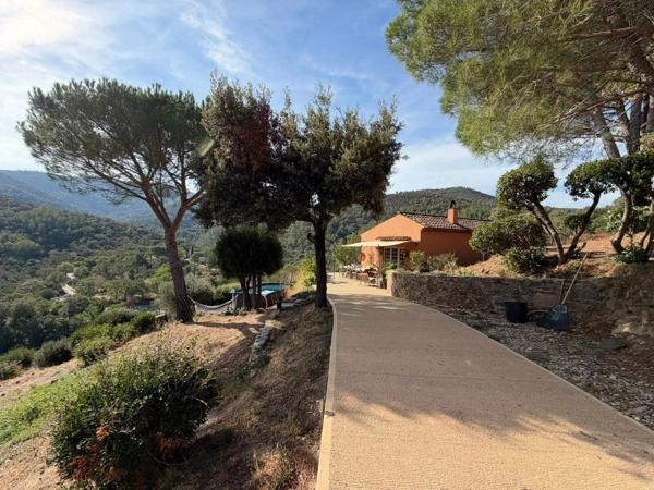 Vente                                                      Propriété
                        
                     8 pièces                                         à La Garde-Freinet
