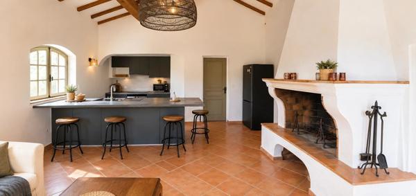 Vente                                                      Propriété
                        
                     8 pièces                                         à La Garde-Freinet