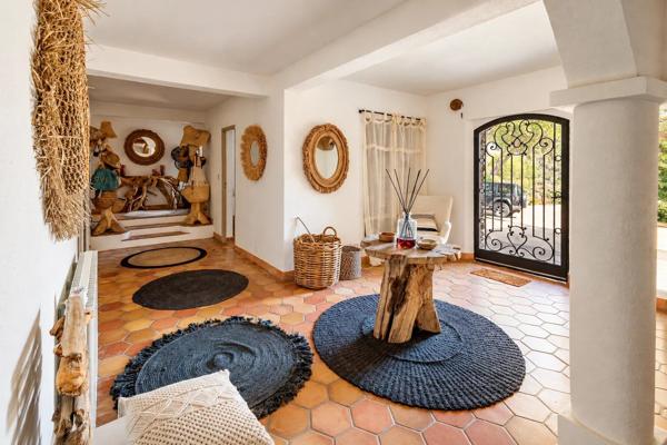 Vente                                                      Propriété
                        
                     8 pièces                                         à La Garde-Freinet