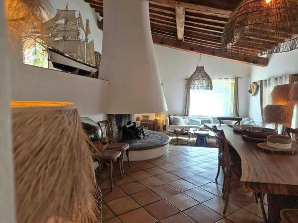 Vente                                                      Propriété
                        
                     8 pièces                                         à La Garde-Freinet