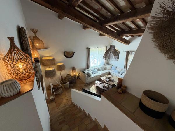 Vente                                                      Propriété
                        
                     8 pièces                                         à La Garde-Freinet