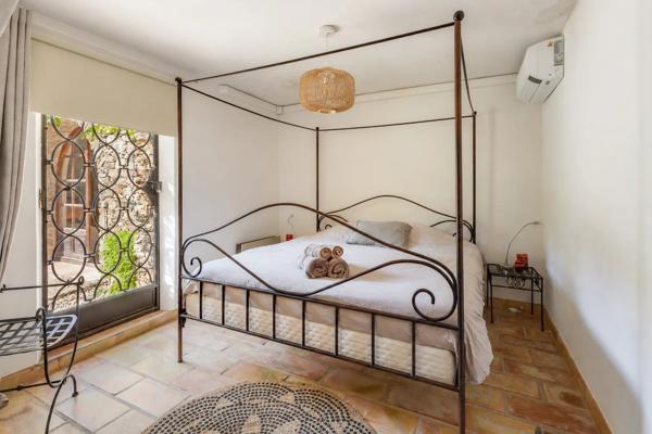 Vente                                                      Propriété
                        
                     8 pièces                                         à La Garde-Freinet