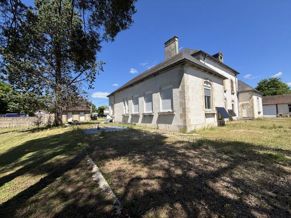 Côte d'Or : Bâtisse bourguignonne de 450m² dont 260 m² rénové (plain pied) , annexes, garages sur 4000m²  Sainte-Colombe-sur-Seine (21400)